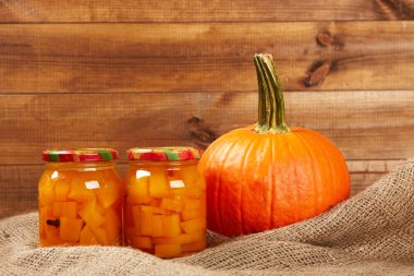 Ahşap duvar raf sonbahar sebze korunmuş