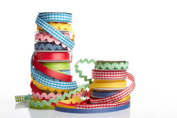 Цветные рулоны ленты на белом
