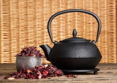 Siyah çaydanlık, ebegümeci çayı