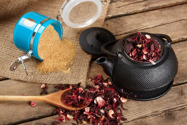 Czarny czajnik, herbata hibiskus — Zdjęcie stockowe