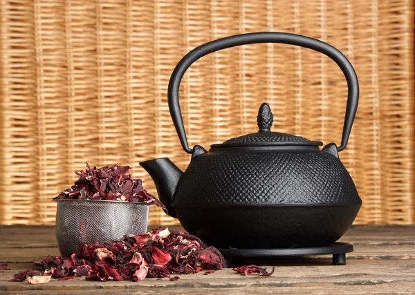 Zwarte theepot, hibiscus thee — Stockfoto