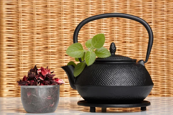 黑色的茶壶，木槿花茶 图库图片