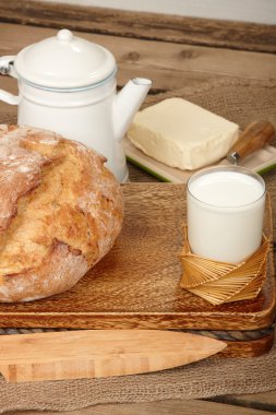 taze ekmek ve tereyağı