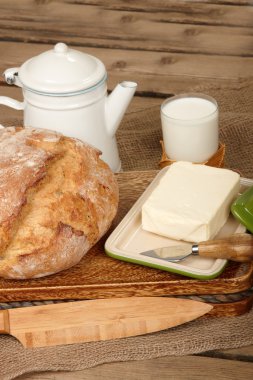 taze ekmek ve tereyağı