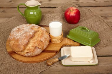 taze ekmek ve tereyağı