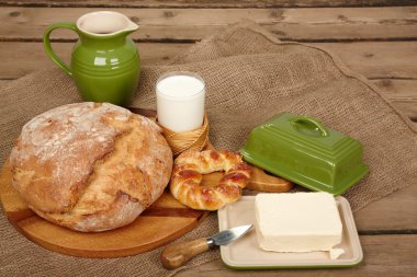 taze ekmek ve tereyağı