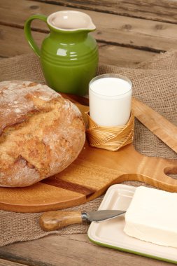 taze ekmek ve tereyağı