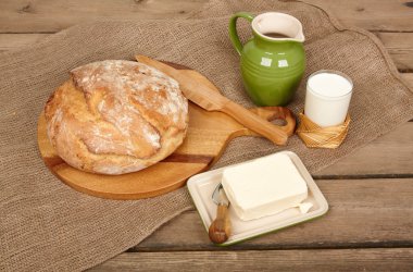 taze ekmek ve tereyağı