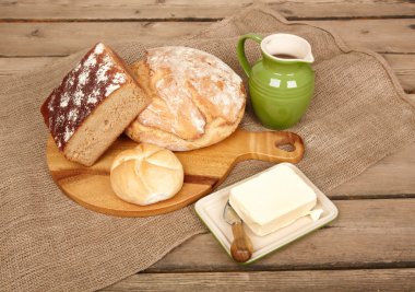 taze ekmek ve tereyağı