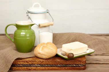 taze ekmek ve tereyağı