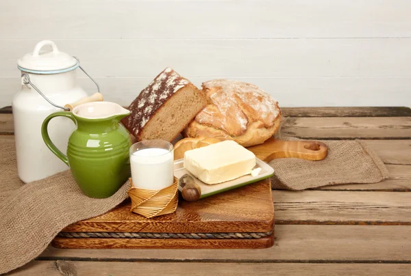 taze ekmek ve tereyağı