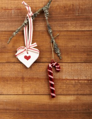 Ahşap arka planda Noel süslemesi