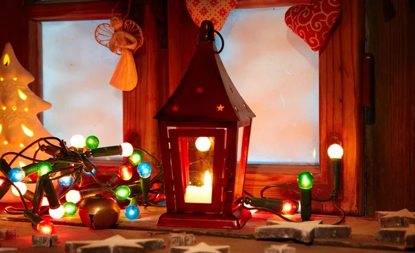 Frostat fönster med juldekoration — Stockfoto