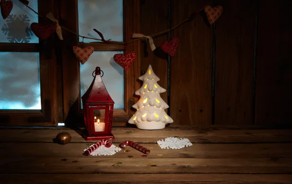 Mrożona szyba z dekoracją świąteczną — Zdjęcie stockowe