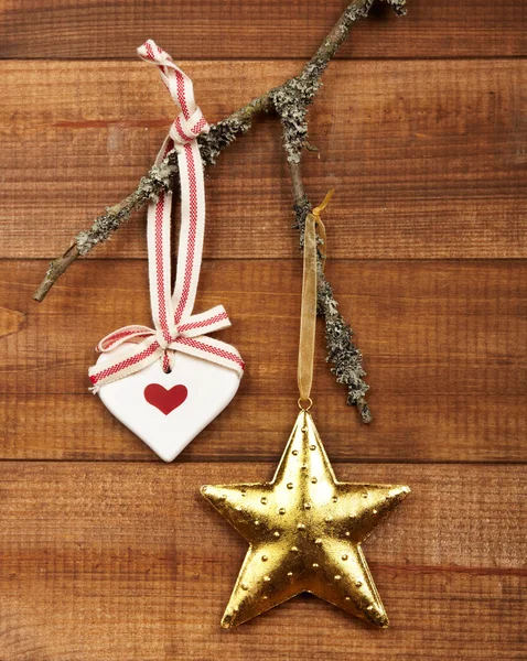 Decoração de Natal sobre fundo de madeira — Fotografia de Stock