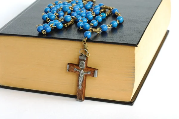 Santa Biblia y rosario —  Fotos de Stock