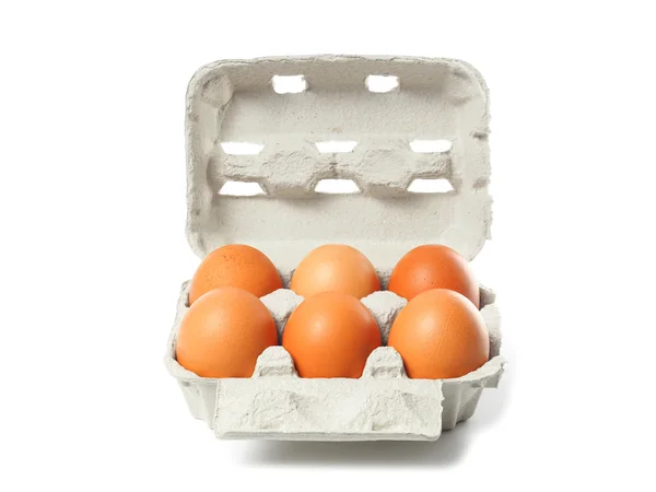 Behälter mit Eiern auf weiß — Stockfoto