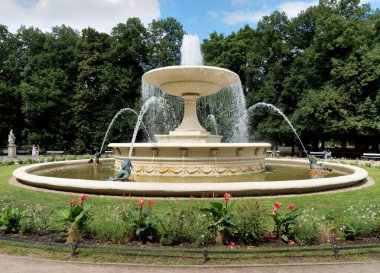 Polonya 'nın Varşova kentindeki Sakson Bahçesinde Zarif Çeşme