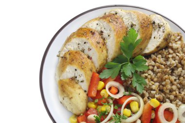 Tavuk göğsü, buğday ve salata