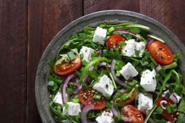 Roka, domates, peynir ve kırmızı soğan salatası