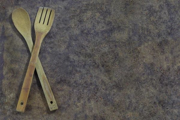 Ustensiles de cuisine en bois sur une vieille planche en bois — Photo