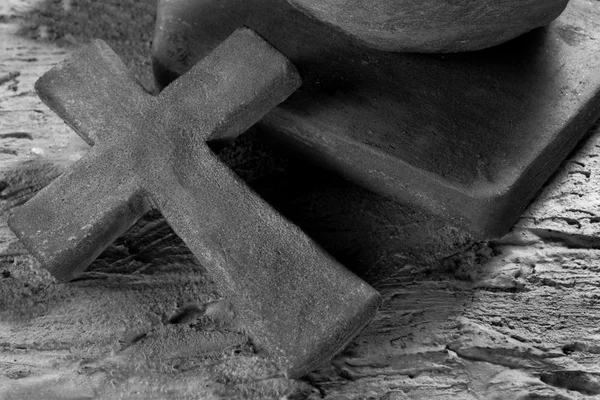 Каменный крест на доске — стоковое фото