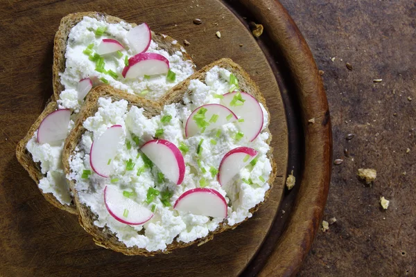 Bread with cottage cheese , radish and chives — Stock Photo, Image