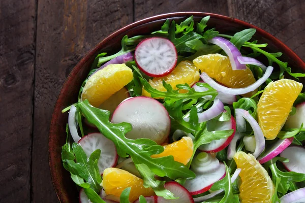 Roka, turp, kırmızı soğan ve mandalina salatası — Stok fotoğraf