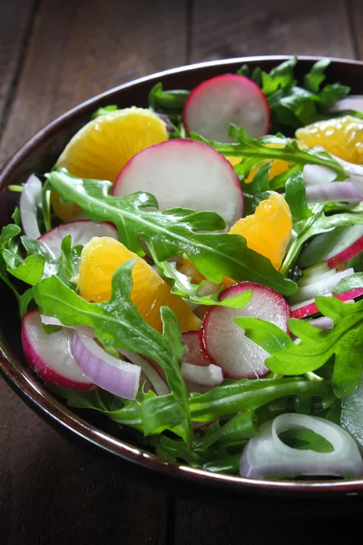 Salada com arugula, rabanete, cebola vermelha e tangerina — Fotografia de Stock