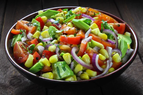 Sallad med avocado, tomat, paprika, rödlök, majs — Stockfoto