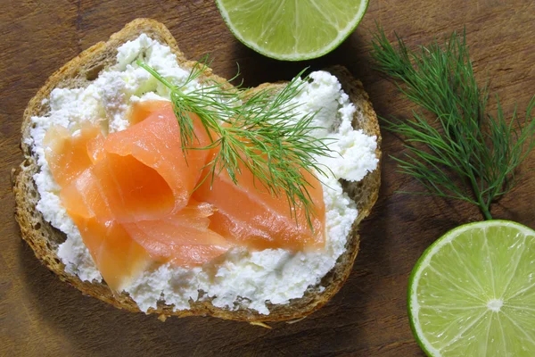 Bread with cottage cheese and smoked salmon — Stock Photo, Image