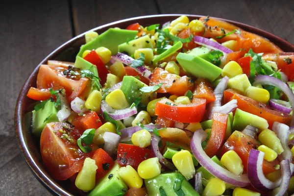Sallad med avocado, tomat, paprika, rödlök, majs — Stockfoto
