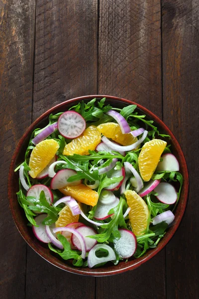 Salada com arugula, rabanete, cebola vermelha e tangerina — Fotografia de Stock