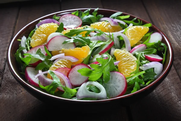 Sallad med rucola, rädisor, rödlök och tangerine — Stockfoto