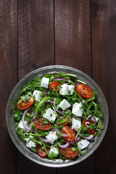 Salada com rúcula, tomate, queijo e cebola vermelha — Fotografia de Stock