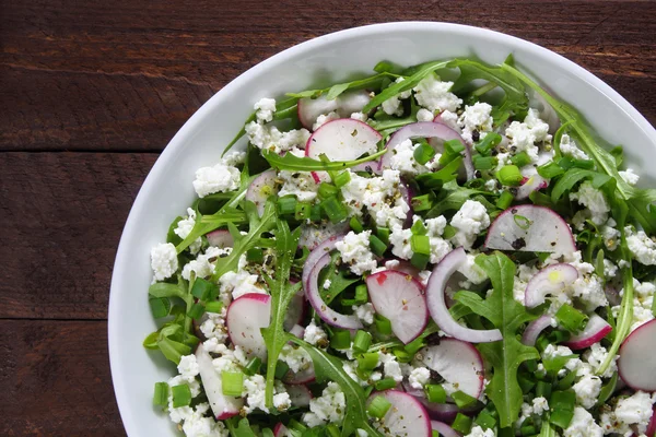 Sallad med rucola, keso, rädisor och rödlök — Stockfoto