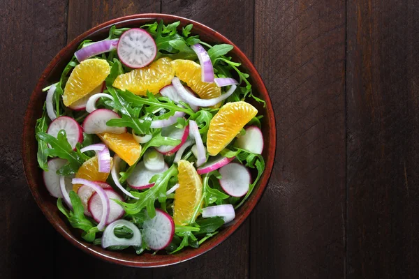 Salade met rucola, radijs, rode ui en tangerine Rechtenvrije Stockfoto's