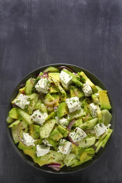 Avokádó, uborka, sajt és lilahagyma salátával Stock Fotó