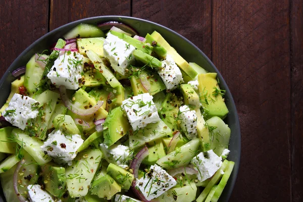 Salade met avocado, komkommer, kaas en rode ui Rechtenvrije Stockafbeeldingen