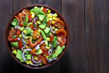Avokado, domates, kırmızı biber, kırmızı soğan, Mısır salata