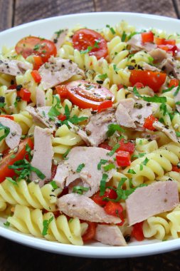 Ton balığı, domates ve makarna salatası