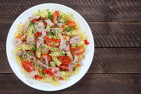 Ensalada con atún, tomate y pasta —  Fotos de Stock
