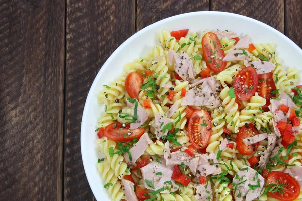 Ton balığı, domates ve makarna salatası