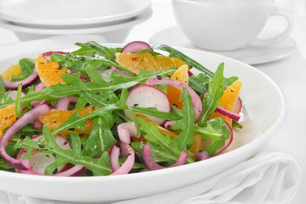 Sallad med rucola, rädisor, rödlök och tangerine — Stockfoto