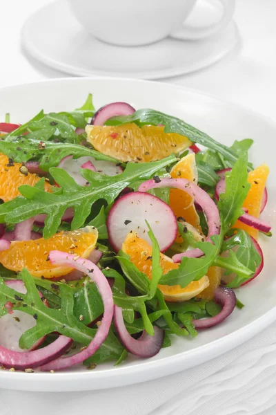 Salad with arugula, radish,red onion and tangerine — Stock Photo, Image