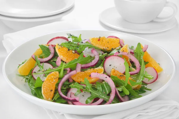 Sallad med rucola, rädisor, rödlök och tangerine — Stockfoto