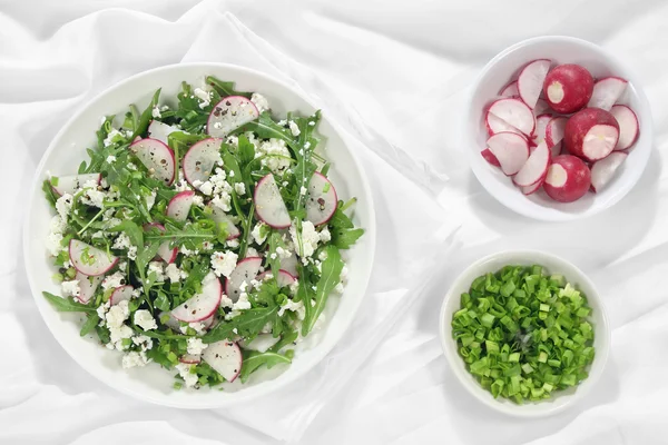 Salada com rúcula, queijo cottage, rabanete e cebola vermelha — Fotografia de Stock