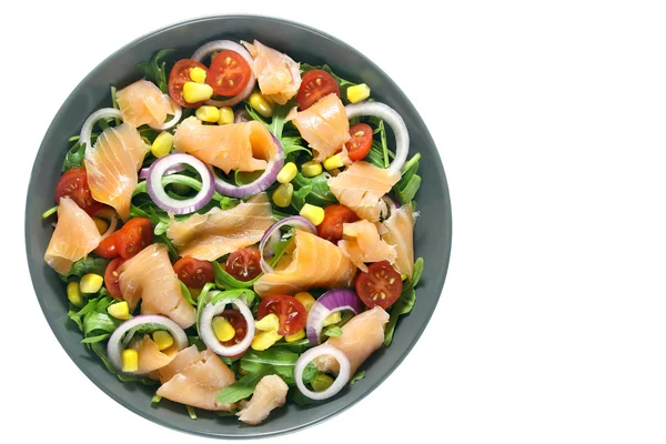 Salada com rúcula, tomate, milho, salmão defumado e cebola vermelha Fotos De Bancos De Imagens