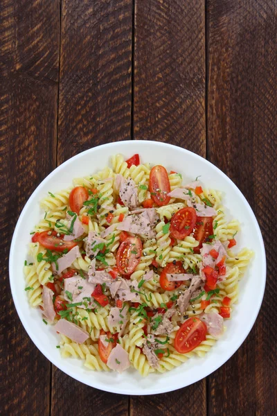 Salad with tuna, tomato and pasta — Stock Photo, Image