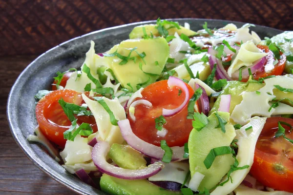 Salada com abacate, queijo, tomate e cebola vermelha — Fotografia de Stock